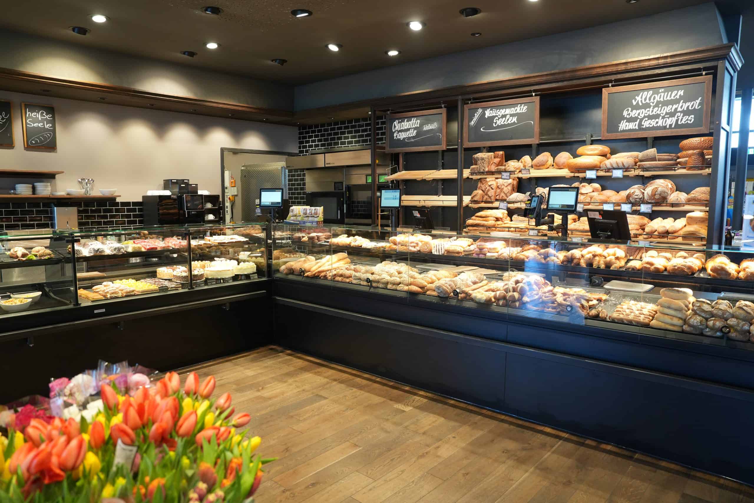 Bäckerei mit vielfältigem Angebot an frischen Brötchen und Broten bei EDEKA Seifert in Kressbronn.