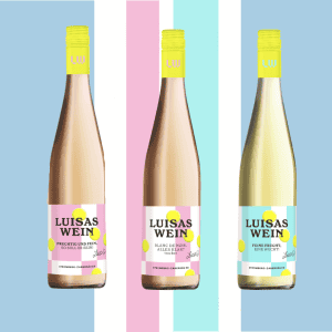 Drei Flaschen Wein von EDEKA Seifert mit bunten Etiketten.