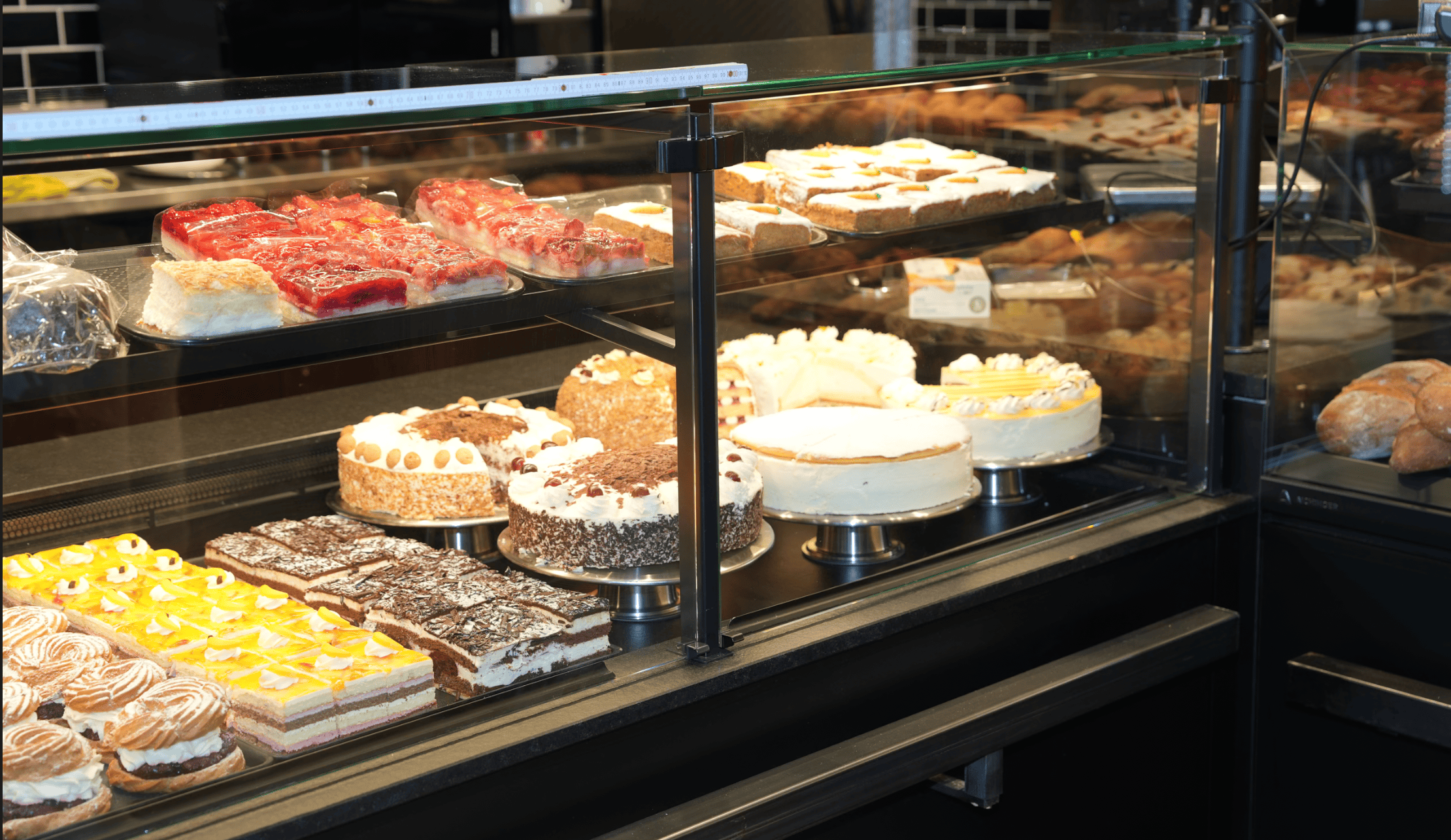 Torten, Kuchen und Schnitten aus unserem Bäckereisortiment