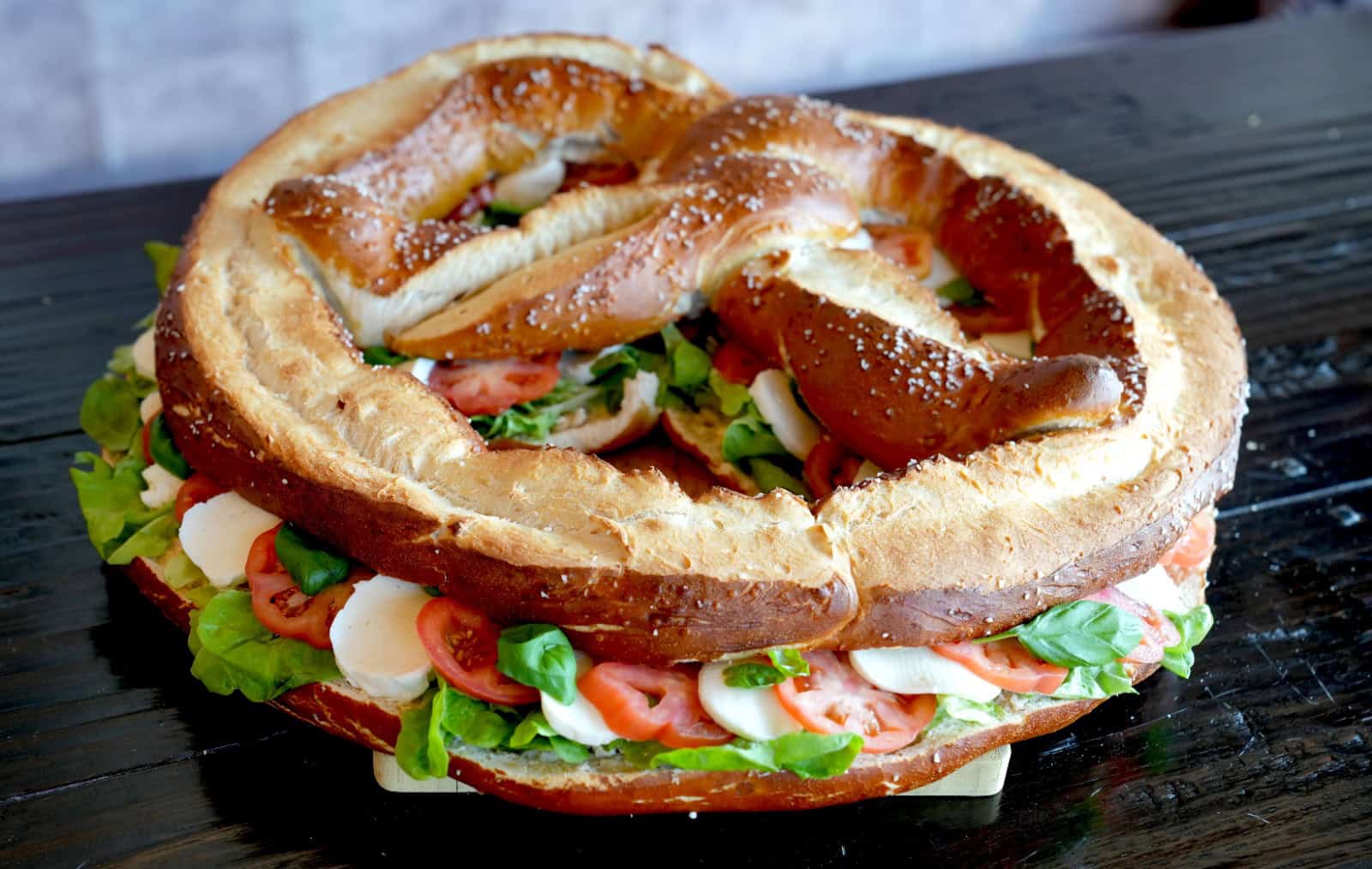 Große belegte Partybrezel mit frischem Belag