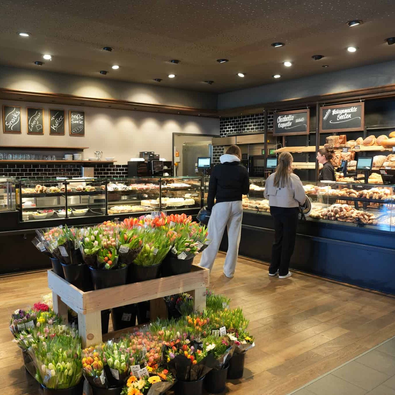 EDEKA Seifert Bäckerei mit frischen Backwaren in Kressbronn, ideal für Frühstück und Snacks.
